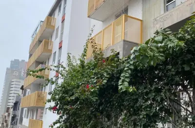 Excelente opção para moradia ou investimento, com 1 quarto, sala, cozinha, banheiro social, varanda e vaga de garagem, em planta funcional e fácil de locar.