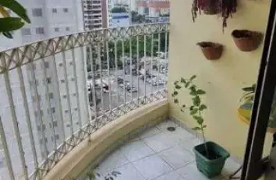 Apartamento em prédio antigo, andar alto, confortável e espaçoso, 3 dormitórios (1 suíte) e 2 vagas