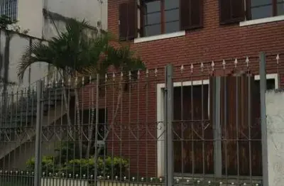 Casa à venda em terreno de 234m² sendo 165m² construídos na vila formosa, excelente localização em