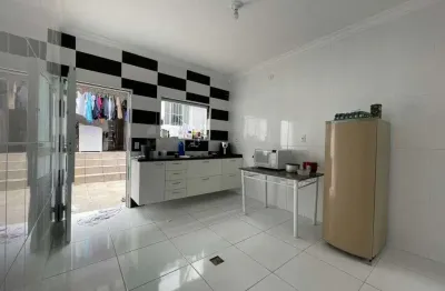 Sobrado amplo com edícula, 3 dormitórios (1 suíte) e garagem fechada para até 2 carros, 160 m² - ar