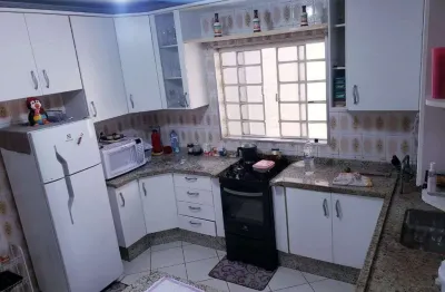 Sobrado grande em rua tranquila, com 5 dormitórios em 2 casas independentes, ótimo para moradia ou