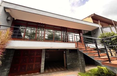 Espetacular sobrado à venda na vila zelina, com 300m² de área construída, 3 suítes e 5 vagas de gar