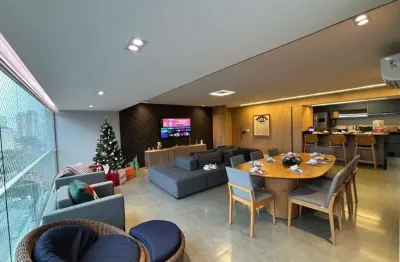 Apartamento recém reformado com 157m², 3 dormitórios (2 suítes), com 1 vaga de garagem ao lado do c