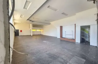 Excelente galpão com 500m², 2 andares, piso emborrachado, perfeito para diferentes tipos de negócio