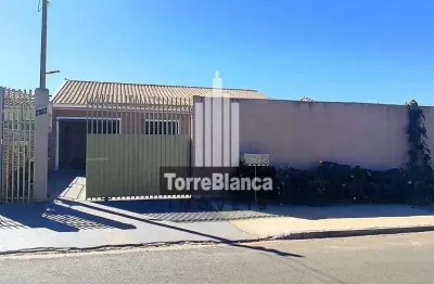 Casa à venda, 4 quartos (1 suíte), de esquina, com churrasqueira e 3 vagas de garagem