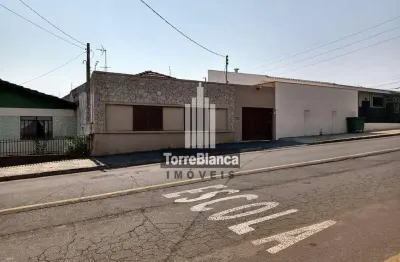 Casa à venda – 3 quartos (1 suíte com closet), edícula e terreno amplo