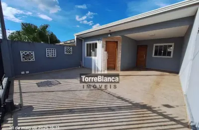 Casa residencial espaçosa de 3 quartos com área gourmet e 2 vagas de garagem