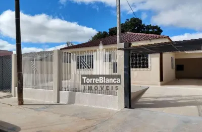 Casa á venda com 2 dormitórios, sendo uma suíte, churrasqueira.