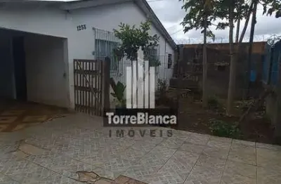 Venda e locação - casa com 2 quartos, 2 vagas de garagem, terreno amplo, uvaranas.
