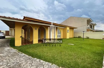 Casa com piscina à venda, 4 quartos (sendo 2 suítes), 6 banheiros, área gourmet, quintal amplo, pró