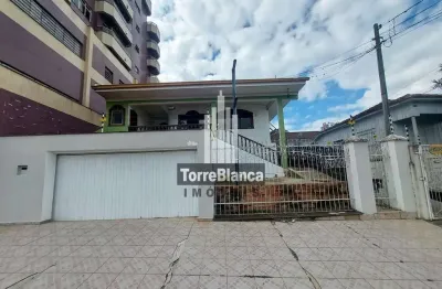 Locação - casa com 3 quartos (sendo 1 suíte), 2 vagas, churrasqueira, quintal amplo, centro.