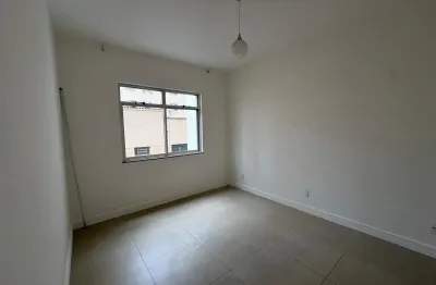 Centro: Apartamento de dois quartos com uma vaga de garagem em frente ao Colégio dos Jesuitas.Perto do centro, de padarias, mercados, restaurantes ,farmácias e academias de ginásticas. Ideal para estu