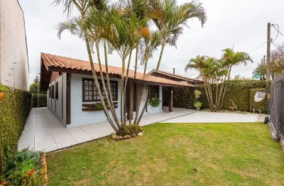 Casa térrea com 3 dormitórios sendo uma suíte em local privilegiado