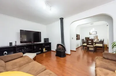 Casa térrea com 3 dormitórios sendo uma suíte em local privilegiado