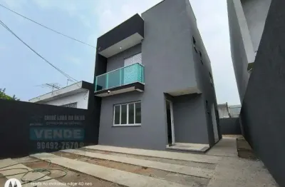 Sobrado 3 dormitórios sendo uma suíte com sacada garagem para 3 carros e quintal para possível piscina no Parque Suzano