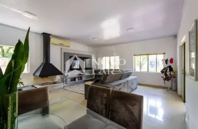 Casa com 3 quartos à venda na Rua General Gomes Carneiro, 603, Medianeira, Porto Alegre por R$ 650.000