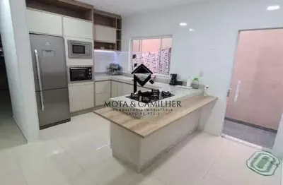 Casa térrea com piscina disponível para locação e venda em rua pública.