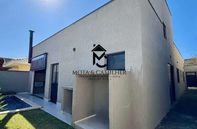 Casa térrea com piscina disponível para venda em Condomínio.