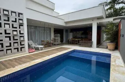 Casa em condomínio com piscina e varanda Gourmet para venda e locação.