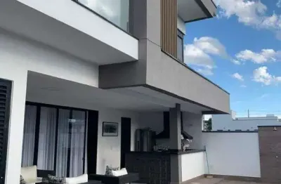 Sobrado com piscina em condomínio à Venda no Ouroville, Taubaté - SP