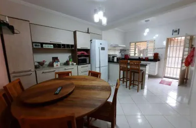 Casa com 3 quartos à venda na Rua Narizinho, Jardim Gurilândia, Taubaté
