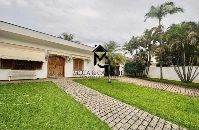 Residência em via pública com piscina disponível para locação.