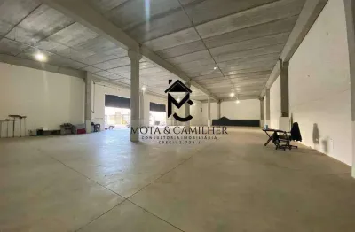 Galpão amplo com estacionamento próprio para locação em Taubaté.