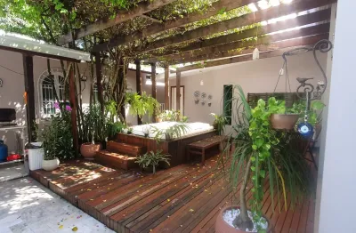 Maravilhosa casa com o piso no raríssimo Mármore de Carrara, 3 quartos sendo 2 suítes, a máster com banheira de hidromassagem, edícula sensacional e área de piscina ultra agradável