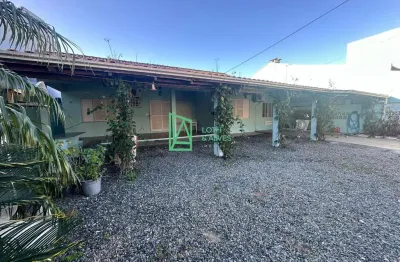 Casa à venda localizada no gravatá, navegantes -sc a apenas 160 metros da praia.