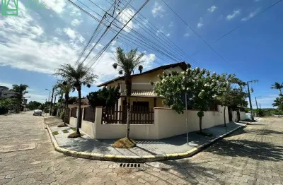 Casa à venda com 03 dormitórios, ampla área de festas, centro, piçarras - sc