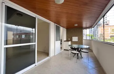 Apartamento  com 2 dormitórios, ampla sacada no centro de Balneário Camboriú.