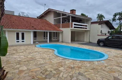 Aluga-se Casa c/ duas suítes, dois quartos,  piscina, amplo terreno.