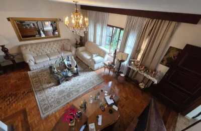 Casa para venda com 300m2, Vila Cordeiro, 5 quartos, 2 suites, 2 salas, cozinha, 4 banheiros, jardim, área gourmet, edícula  e 3 vagas.