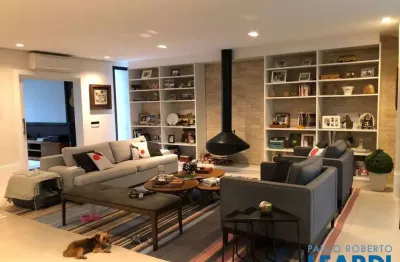 Casa em condomínio fechado com 3 quartos para alugar na Alameda Polônia, Alphaville, Barueri