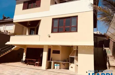 Casa em condomínio fechado com 4 quartos para alugar na Alameda Uruguai, Alphaville, Barueri