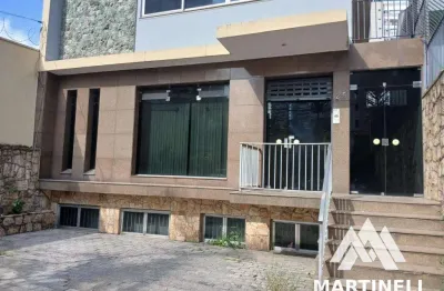 Prédio comercial monousuário com 3 pavimentos em vão livre e 8 vagas