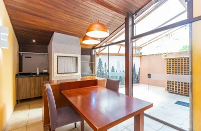 Lindo sobrado em condomínio no coração de Santa Felicidade -3 quartos com suíte