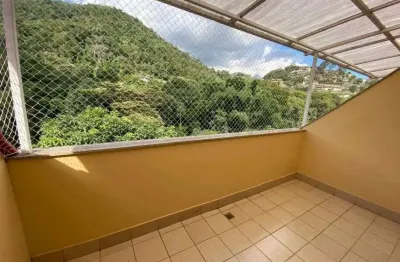 Excelente cobertura linear para locação no Centro de Itaipava.