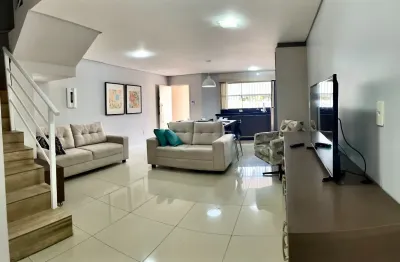 Sobrado à venda | 50m da Praia | Vista Mar | 2 Suítes + 1 dormt.  + 2 Vagas | Oportunidade em Bal. Piçarras