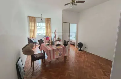 Apartamento de 2 quartos + dependência em Copacabana, 80m2.