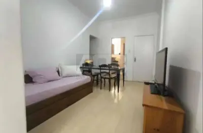Apartamento à venda em Copacabana, com 85m2, 2 quartos + Dependências.