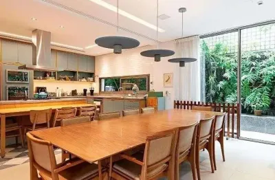 Casa de alto padrão em condomínio fechado  554m², 4 suítes, piscina e 5 vagas
