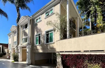 Casa espetacular com 385m² de área privativa em localização privilegiada!