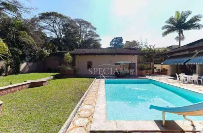 632 m², 5 dorm, sendo 2 suítes, 4 vagas – Casa ampla com área externa e rua fechada na Chácara Flora