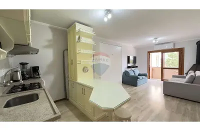 Apartamento compacto, 2 minutos da rua coberta, com alta rentabilidade em locação temporada.