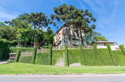 Viva o encanto de estar a poucos passos da famosa rua coberta em gramado.