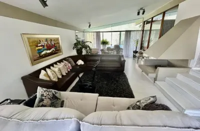 Casa com 4 dormitórios, suíte, piscina e terreno de  655m². estreito. florianópolis.