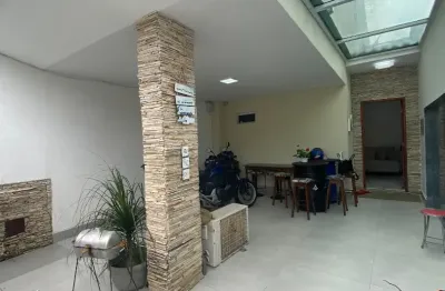 Casa duplex de 3 quartos, sendo uma suíte em Colina de Laranjeiras