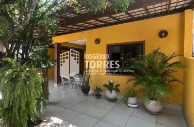 Casa triplex a venda de 4/4, 2 suítes e garagens + terraço na praia do flamengo
