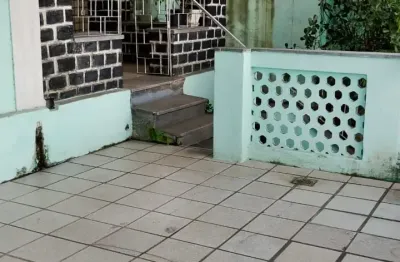Casa espaçosa, em rua principal, otima localização,